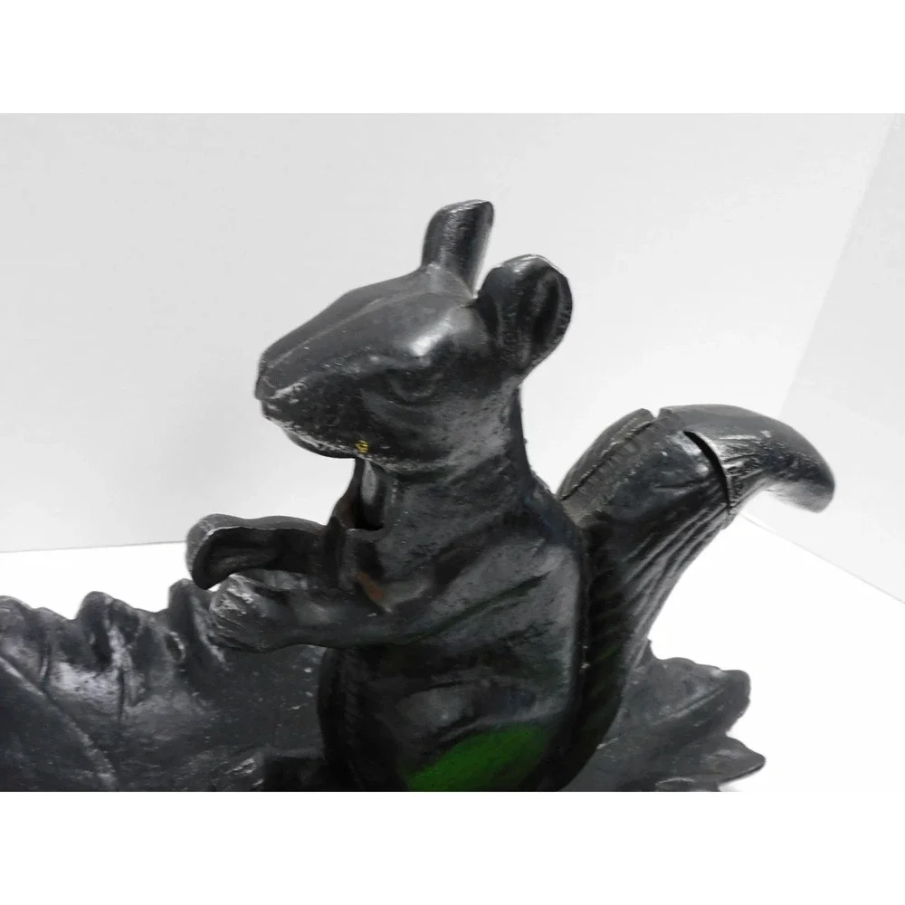 VTG Cast Iron Squirrel Nutcracker on Leaf Base Rustic Black Metal Decor JC115